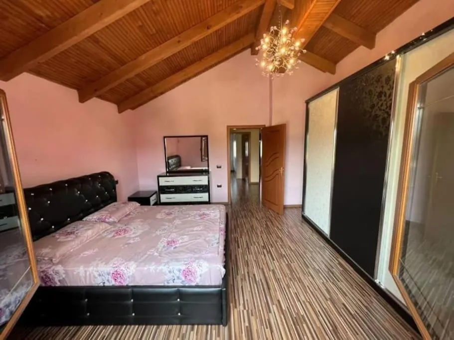 Villa Ymeri Τίρανα